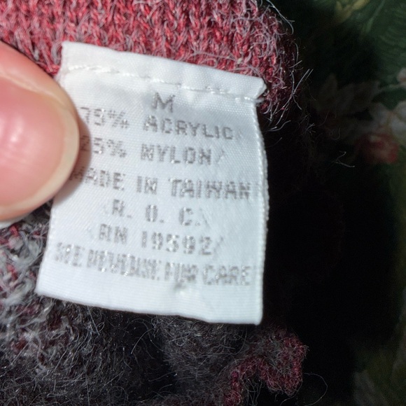 VANDERBILT Chic Burgundy Purple Red Ruffled Turtleneck Sweater - Picture 4 of 7